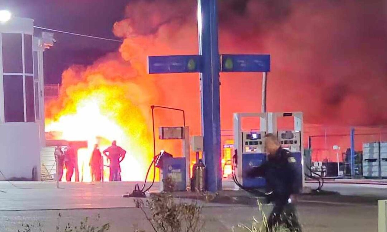 Φωτιά στη Μάνδρα: Στις φλόγες φορτηγά οχήματα δίπλα σε πρατήριο υγρών καυσίμων