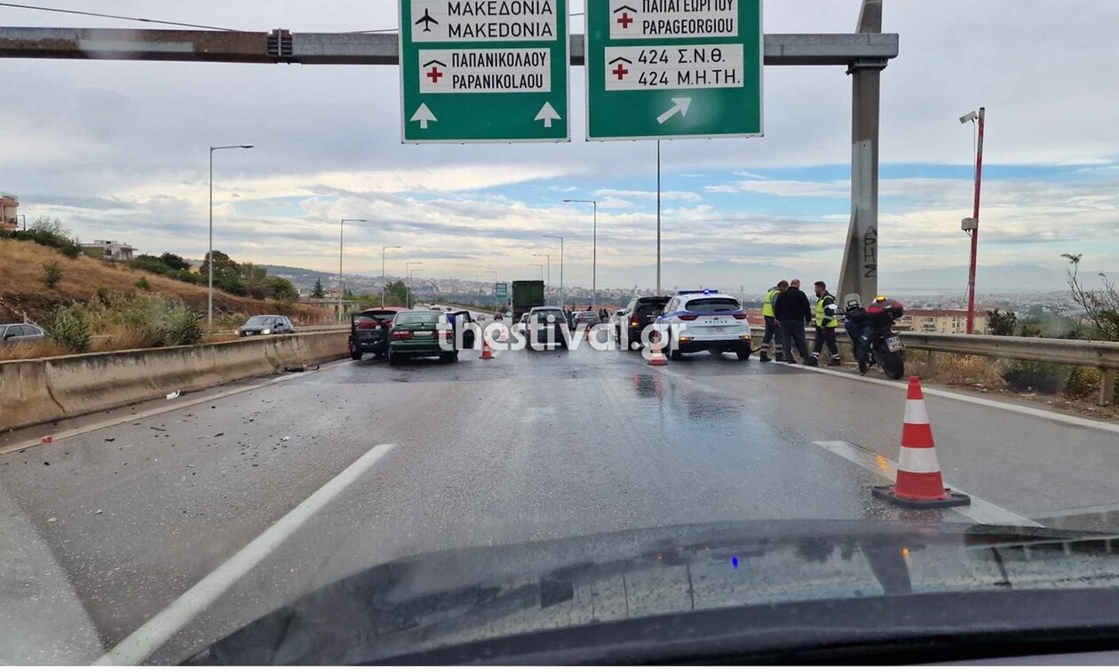 Θεσσαλονίκη: Καραμπόλα έξι οχημάτων – Κυκλοφοριακό χάος