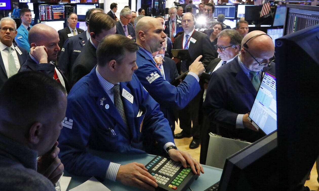 Κλίμα αναμονής και πτώση στη Wall Street