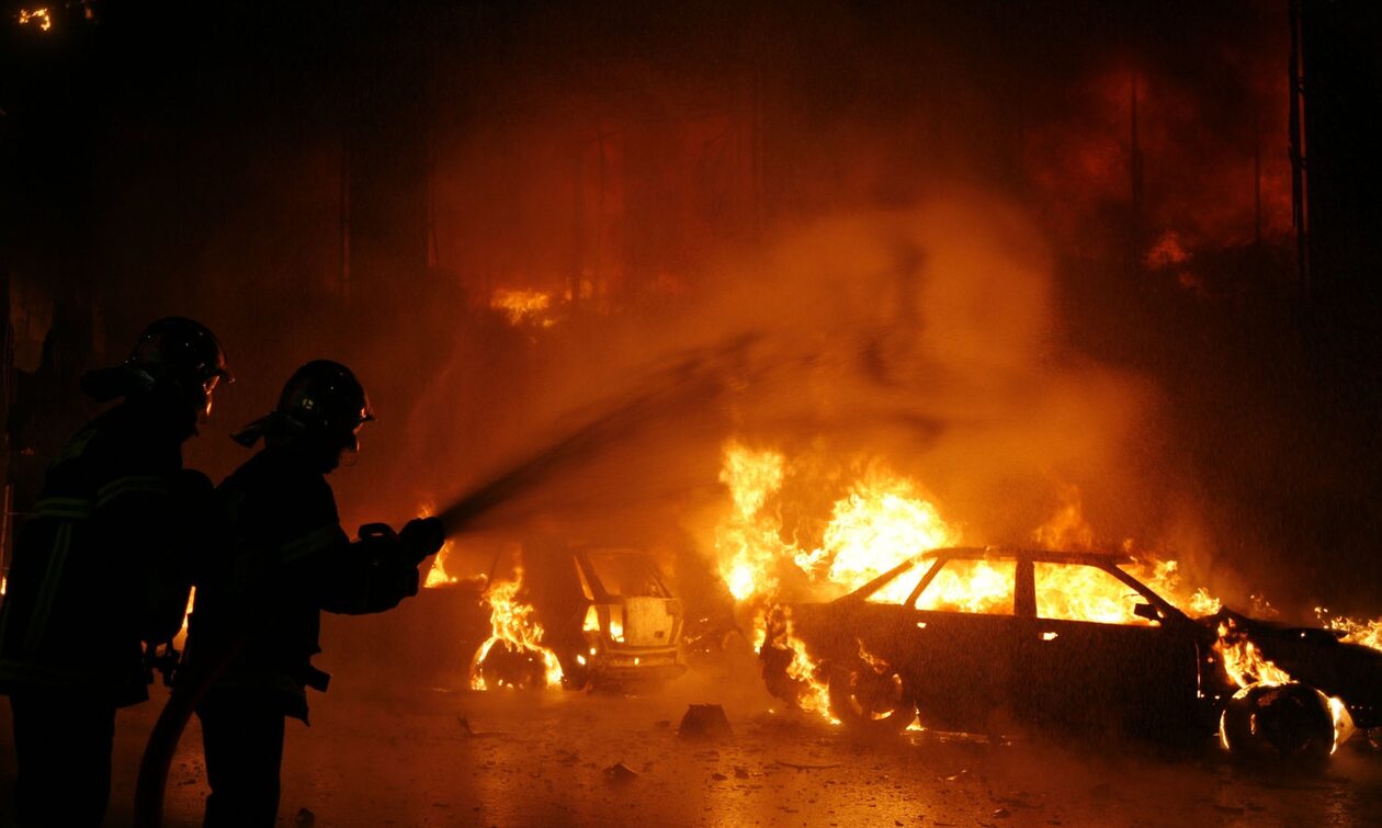 Εμπρηστική επίθεση στα Πατήσια – Στις φλόγες τρία ΙΧ αυτοκίνητα