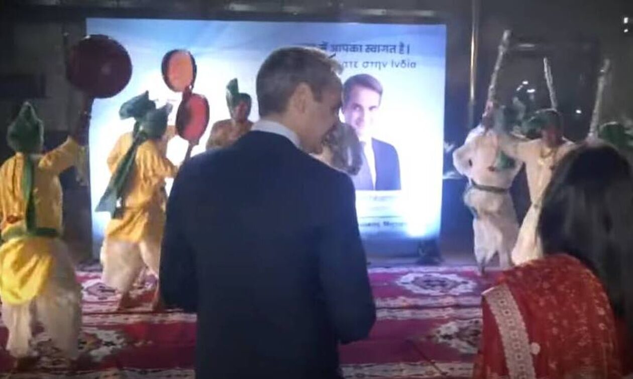 Μητσοτάκης στην Ινδία: Τον υποδέχθηκαν με τοπικούς χορούς