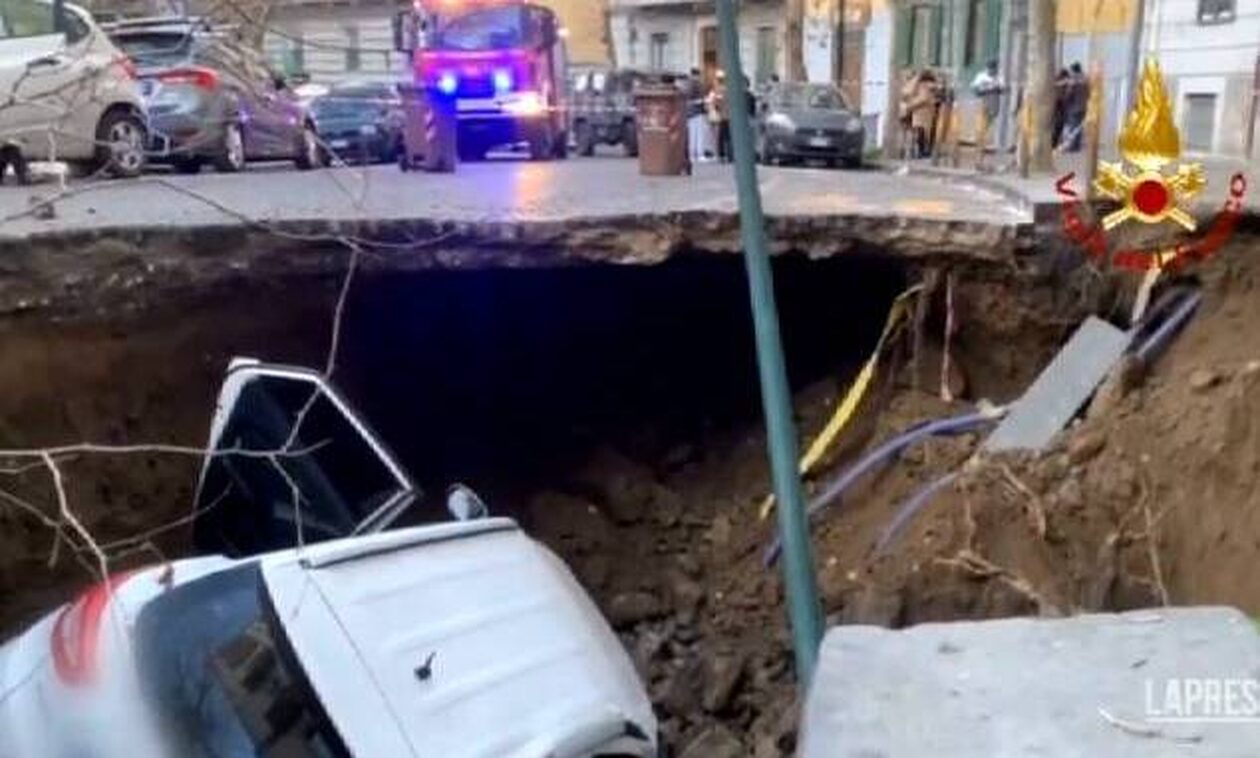 Ιταλία: Άνοιξε η γη και «κατάπιε» δύο αυτοκίνητα
