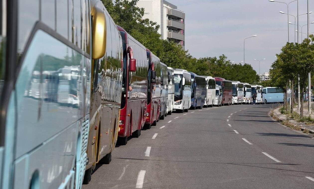 Στους δρόμους οι ιδιοκτήτες τουριστικών λεωφορείων – Διαμαρτύρονται για τα τέλη κυκλοφορίας