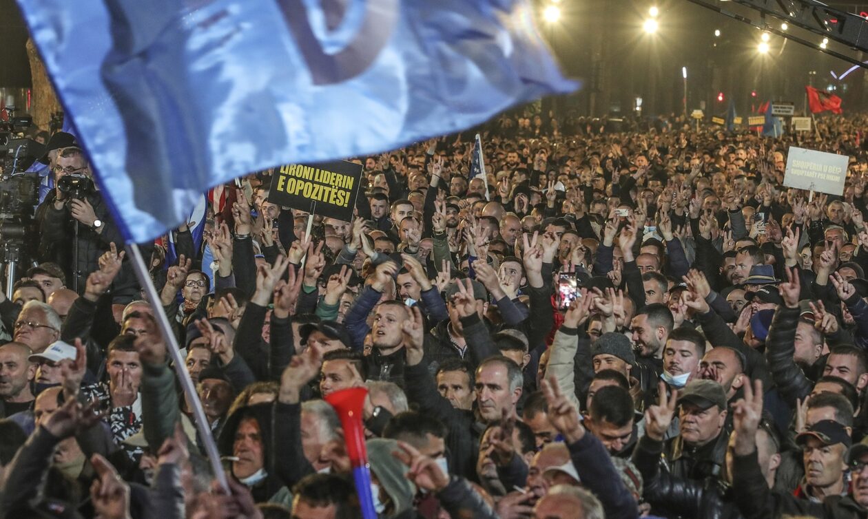 Αλβανία: Διαδηλωτές πέταξαν μολότοφ, πέτρες και καπνογόνα μπροστά από το γραφείο του Έντι Ράμα
