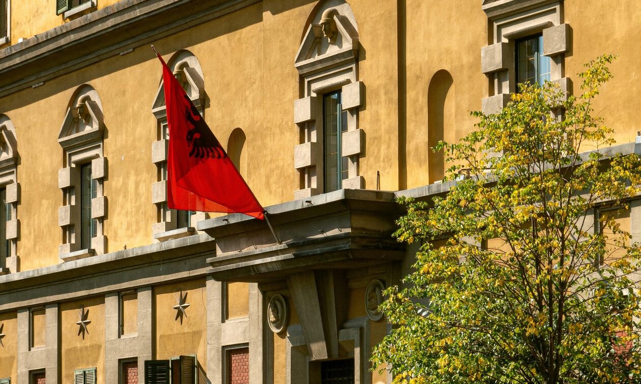 Αλβανία: Διαδηλωτές πέταξαν βόμβες μολότοφ μπροστά από το πρωθυπουργικό γραφείο