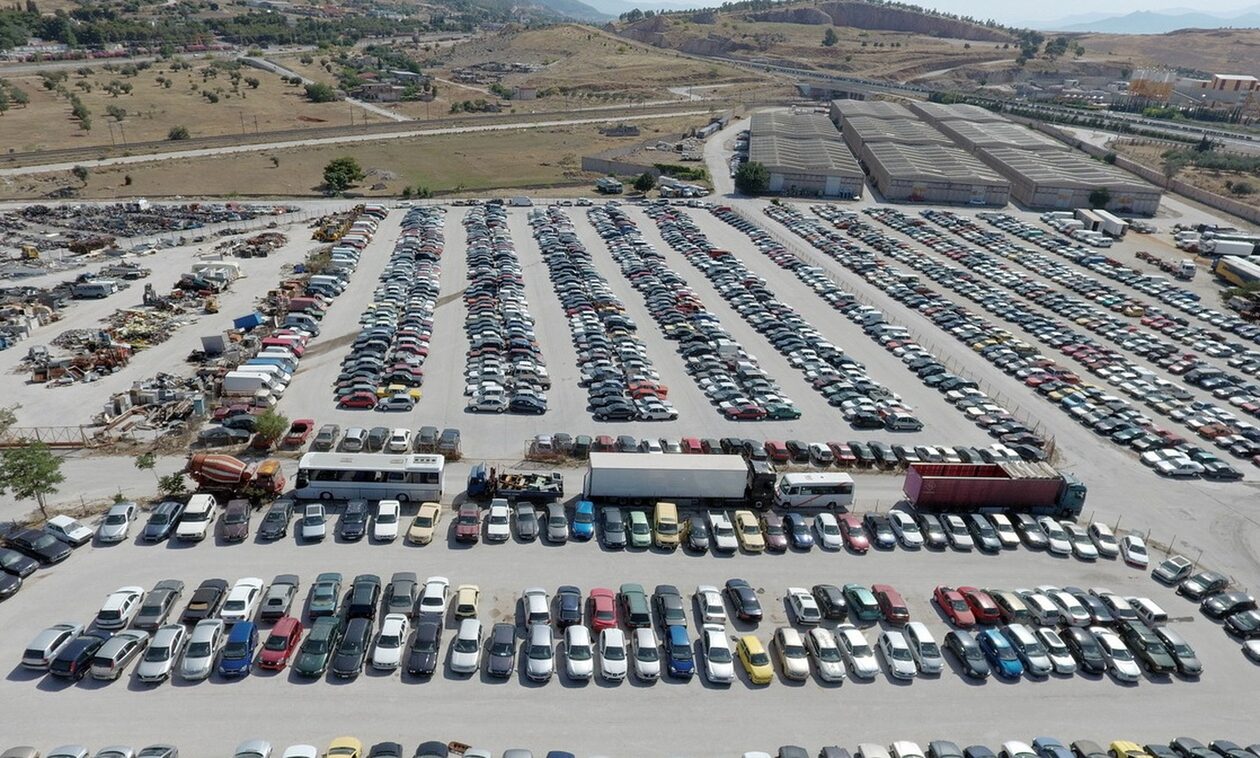 Αυτοκίνητα και δίκυκλα από 100 ευρώ: Ανοιχτή η αποθήκη με τα 133 οχήματα – Δείτε τους πίνακες
