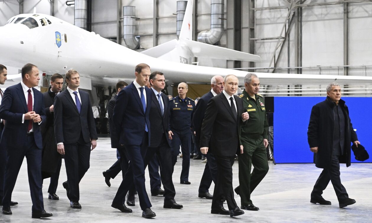 Βλαντιμίρ Πούτιν: Πέταξε με το εκσυγχρονισμένο βομβαρδιστικό Tu-160M (Vid)