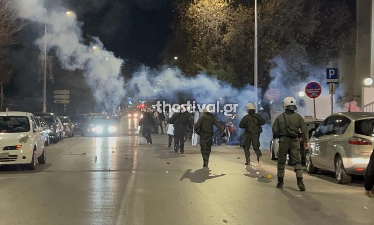 Θεσσαλονίκη: Επεισόδια έξω από το ΑΠΘ μεταξύ κουκουλοφόρων και ΜΑΤ