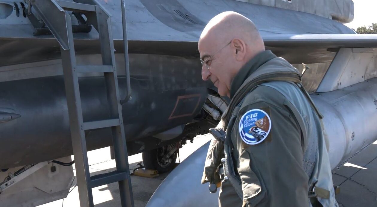 Ο Νίκος Δένδιας πέταξε με F-16 Viper – «Η Πολεμική μας Αεροπορία αποτρέπει τον αναθεωρητισμό» (vid)