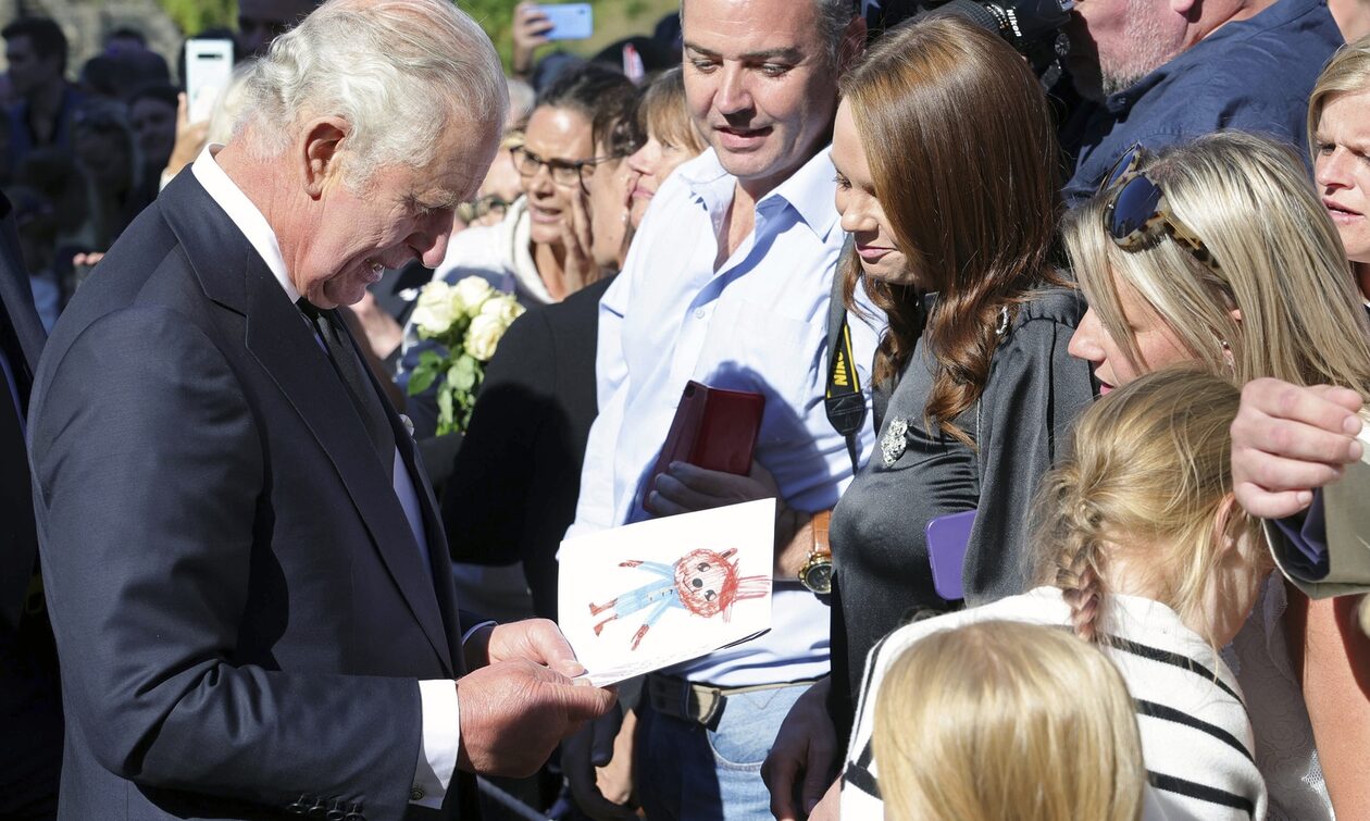 Βασιλιάς Κάρολος: Διαβάζει κάρτες συμπαράστασης από το κοινό και γελά – «Τουλάχιστον δεν φοράς κώνο»