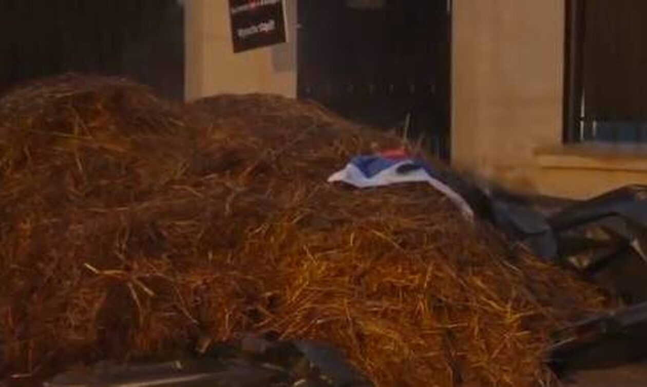 Πολωνία: Διαδηλωτές πέταξαν κοπριά έξω από την κατοικία του πρεσβευτή της Ρωσίας