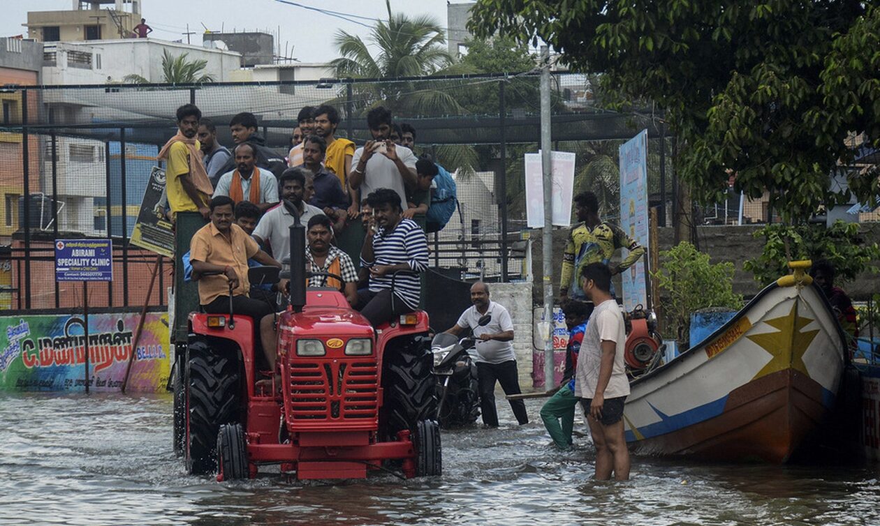 Ινδία: Ρυμούλκα στην οποία επέβαιναν προσκυνητές κατέληξε σε λίμνη  – Τουλάχιστον 24 νεκροί