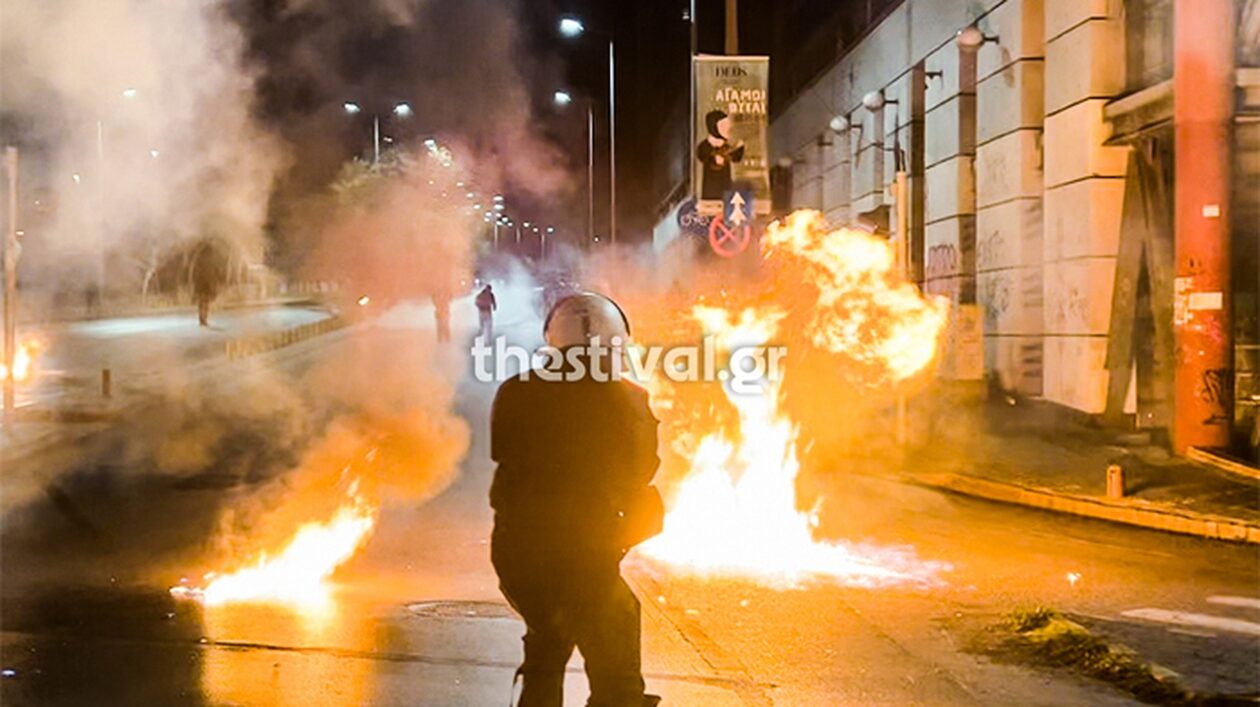Θεσσαλονίκη: Σοβαρά επεισόδια τα ξημερώματα  – Κουκουλοφόροι έκαψαν οχήματα στο ΑΠΘ