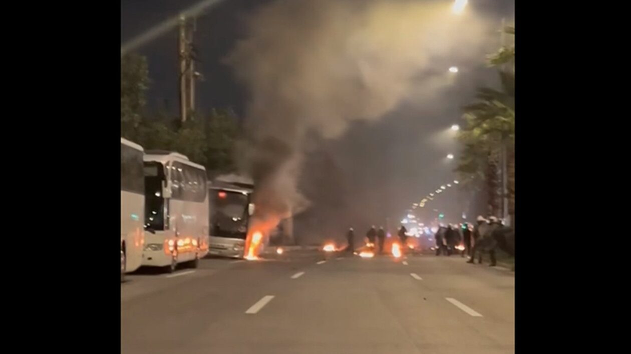 Αθήνα: Eπεισόδια στη Γεωπονική Σχολή – Έκαψαν λεωφορεία και αυτοκίνητα