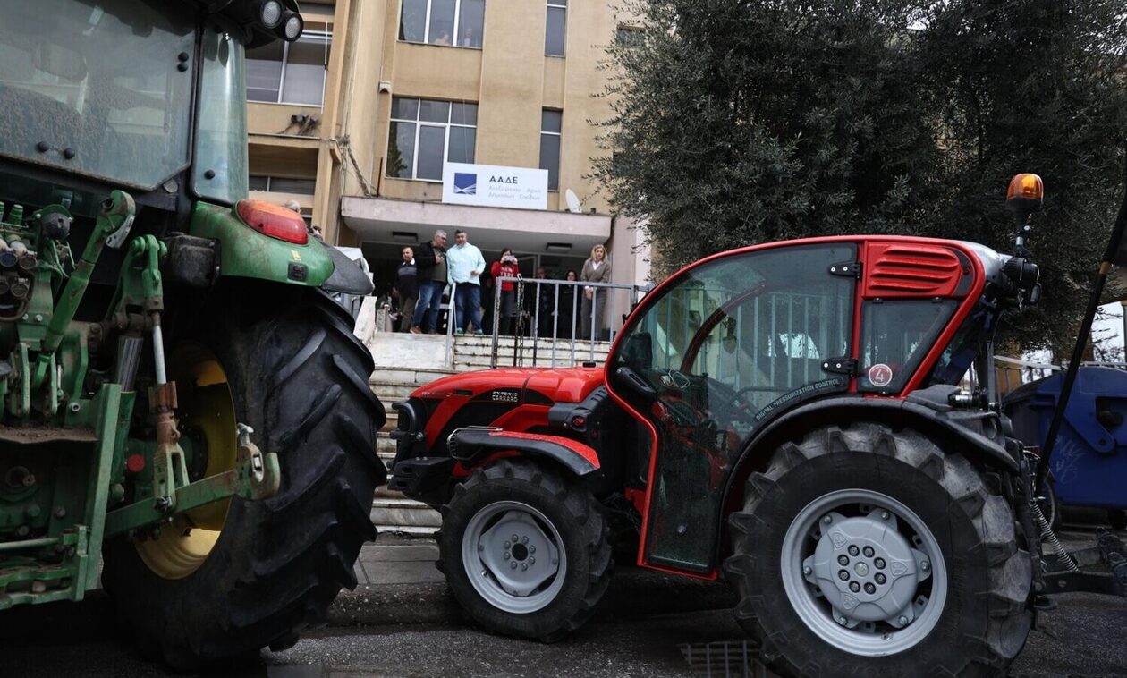 Αγρότες από το μπλόκο Πλατύκαμπου απέκλεισαν το Τελωνείο της Λαρίσας – Δείτε εικόνες