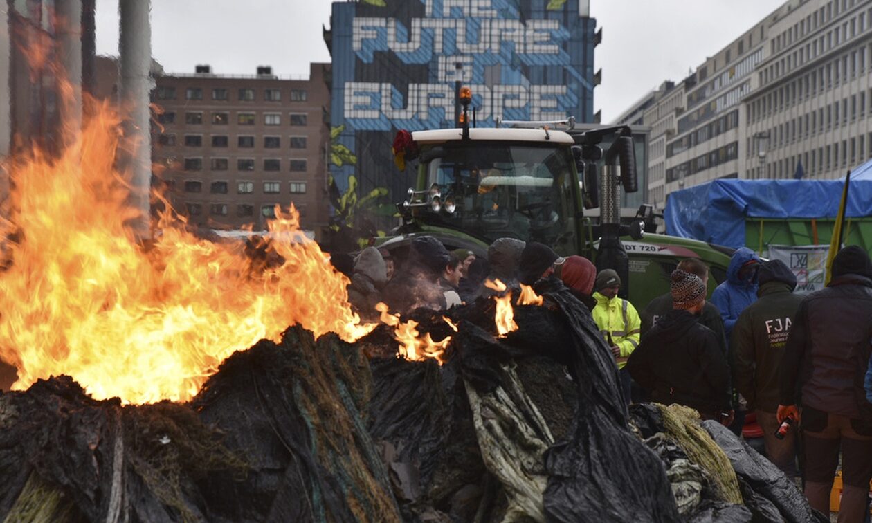 Πεδίο μάχης οι Βρυξέλλες: Εξαγριωμένοι αγρότες με τρακτέρ πέταξαν αυγά και έκαψαν λάστιχα