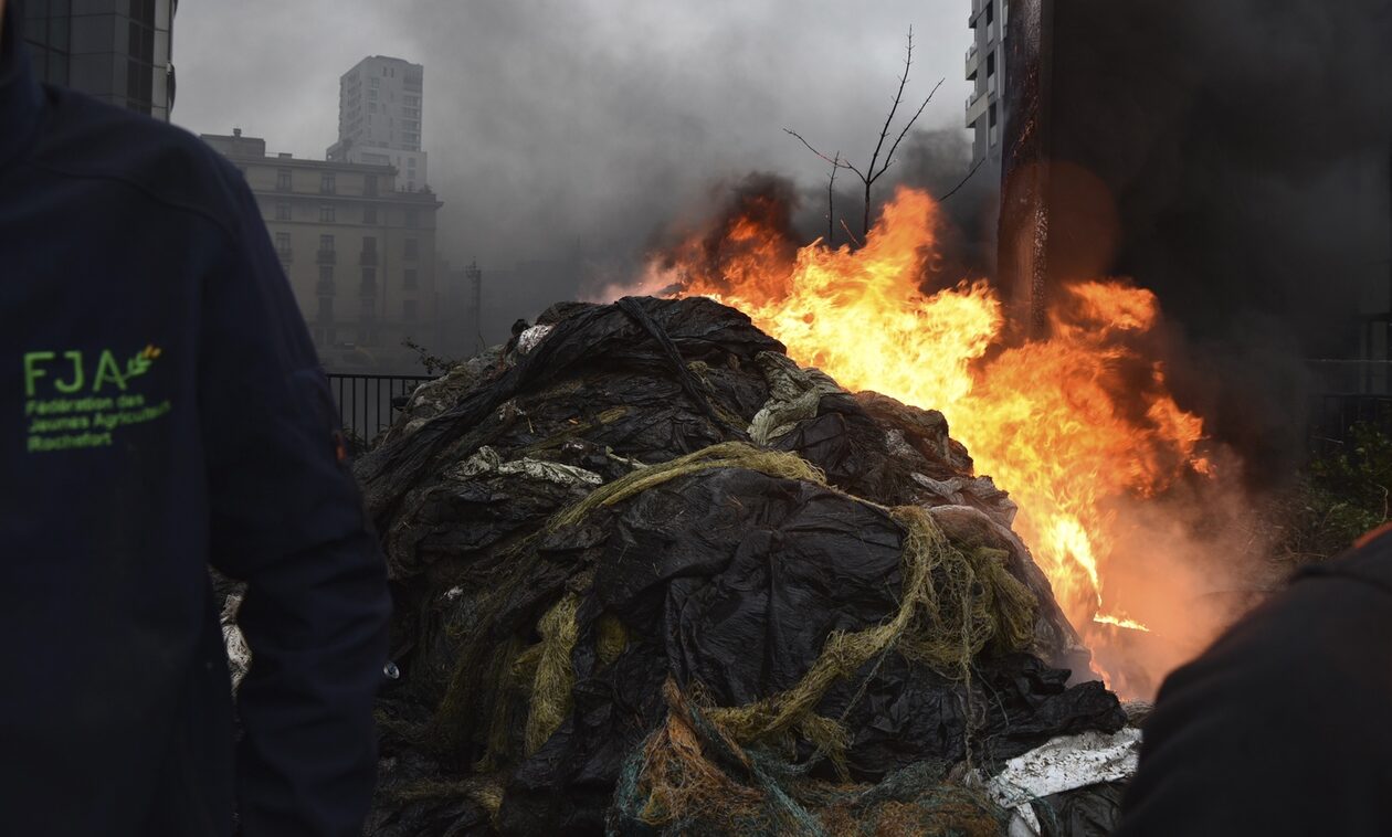 Οργή των αγροτών στις Βρυξέλλες: Φωτιές και δακρυγόνα έξω από την έδρα της ΕΕ