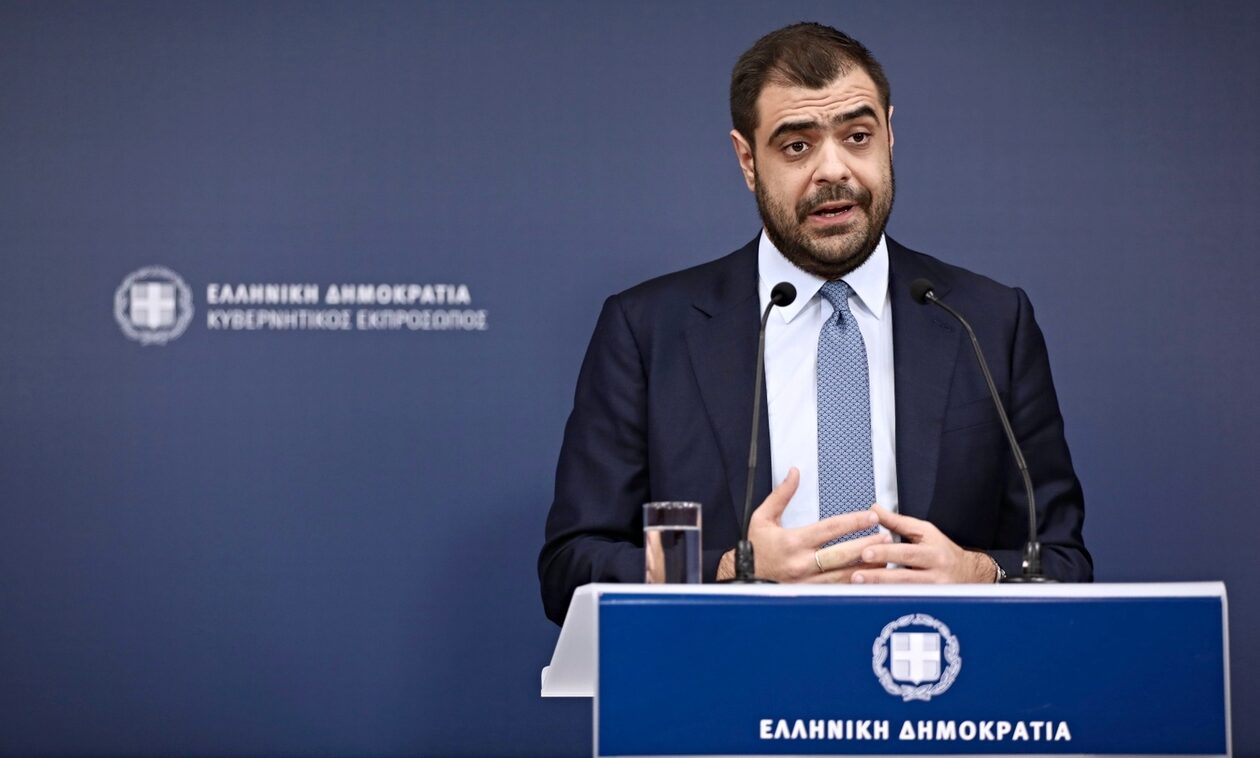 LIVE η ενημέρωση των πολιτικών συντακτών από τον κυβερνητικό εκπρόσωπο, Παύλο Μαρινάκη