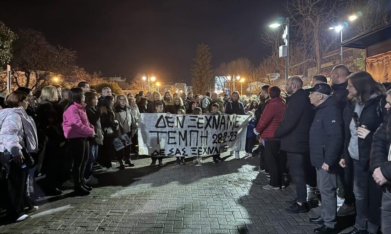 Τρίκαλα: Πλήθος κόσμου τίμησε τη μνήμη των τριών κοριτσιών που σκοτώθηκαν στα Τέμπη