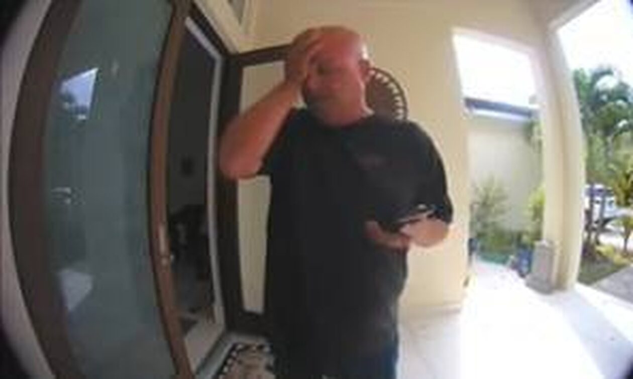 ΗΠΑ: Πατέρας αποκαλύπτει μέσω θυροτηλεφώνου στη γυναίκα του ότι σκότωσε τον γιο τους