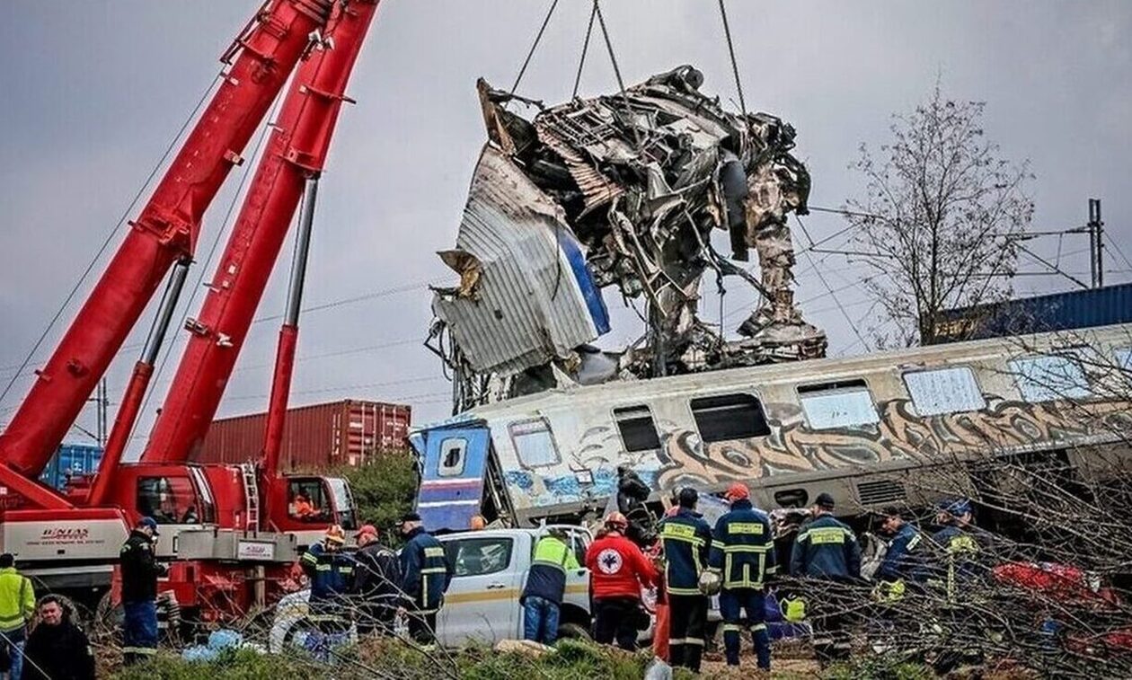 Τέμπη: Ήχησαν 57 φορές οι καμπάνες για τα θύματα