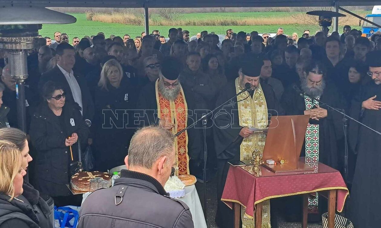 Τέμπη: «Αθάνατοι» φώναξαν οι συγγενείς των θυμάτων – Λύγισε ο ιερέας στο μνημόσυνο