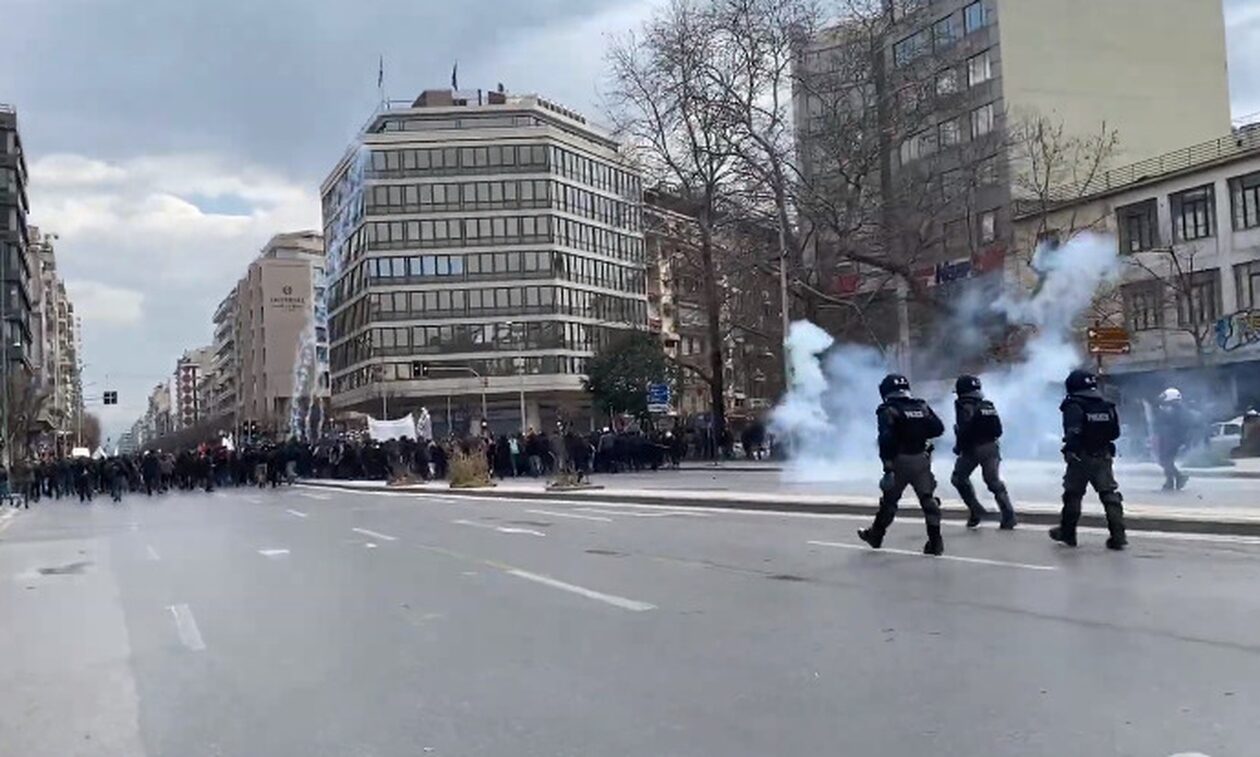Θεσσαλονίκη: Επεισόδια στην πορεία για τα Τέμπη – Μολότοφ και χημικά έξω από τον ΟΣΕ