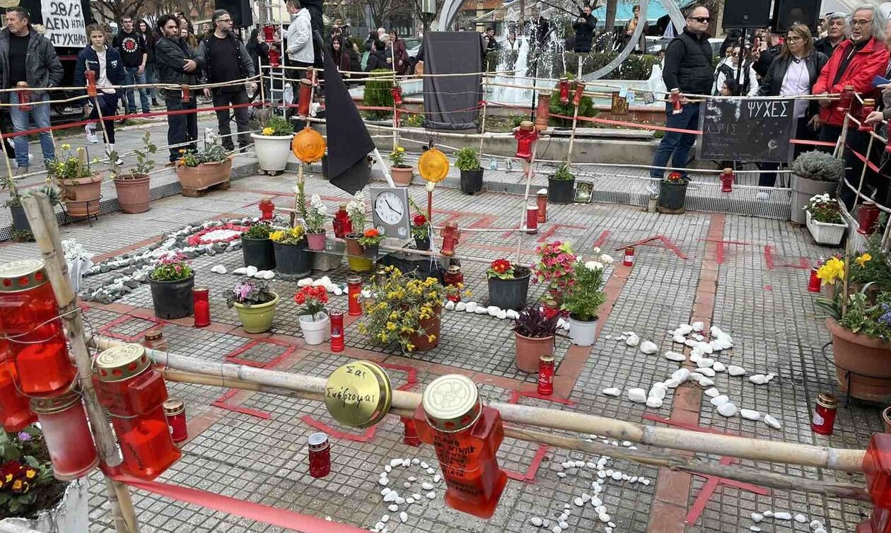 Λάρισα: Απέραντη συγκίνηση στην πλατεία του ΟΣΕ – Αποκαλύφθηκε μνημείο για τα 57 θύματα