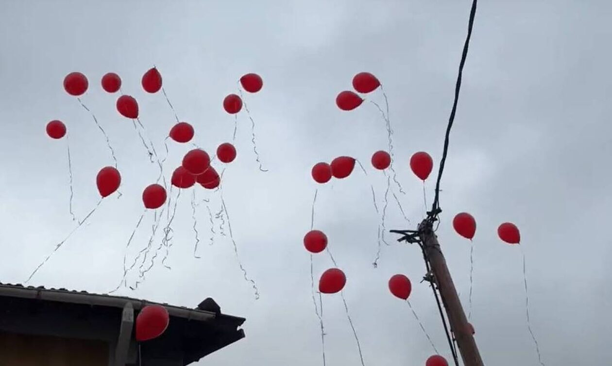 Τέμπη: Μια συγκλονιστική στιγμή στην Καλαμπάκα – Τρία μπαλόνια δεν πέταξαν, τρία παιδιά δεν γύρισαν