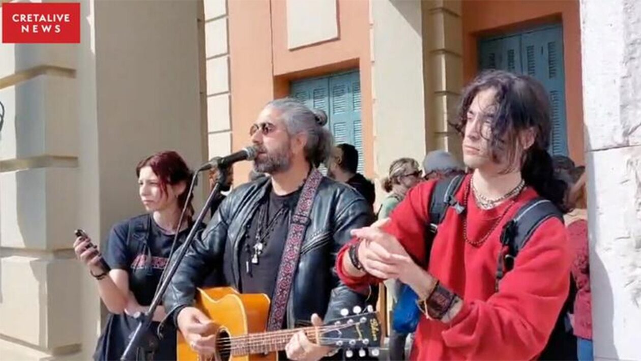 Τέμπη: «Γίνανε στάχτη τα όνειρα μου, μαζί με εκείνα τα παιδιά» – Στιγμές συγκίνησης με ένα τραγούδι