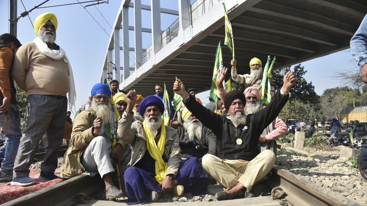 Ινδία: Βρέθηκαν στις ράγες και τους παρέσυρε αμαξοστοιχία – Δύο νεκροί και πολλοί τραυματίες