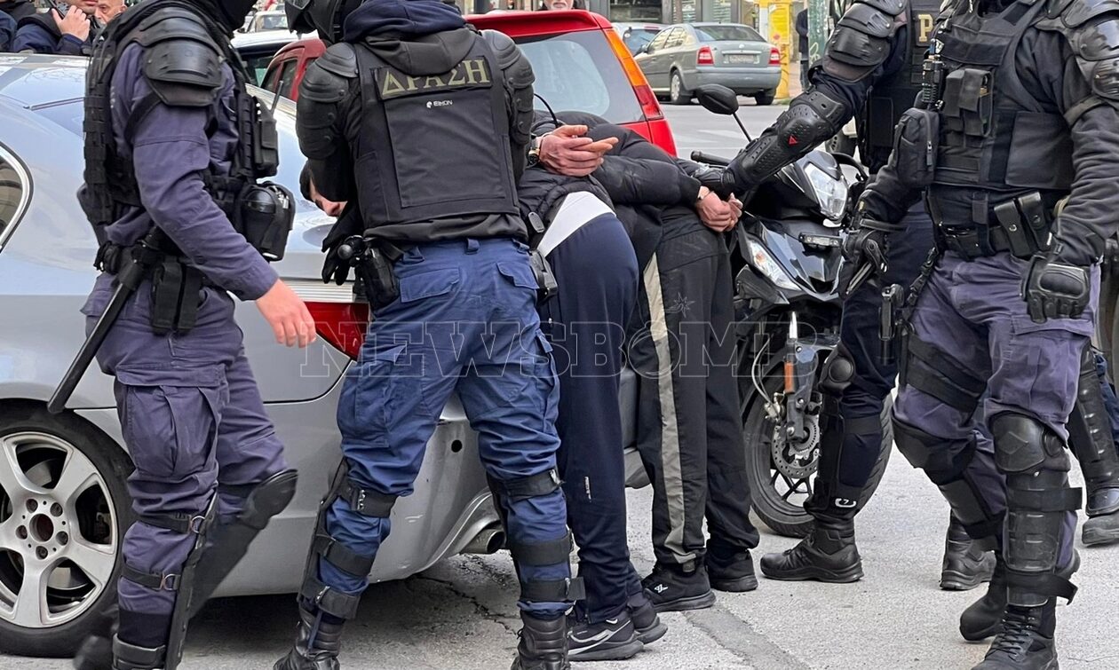 Σύλληψη δύο ατόμων στα Εξάρχεια – Βρέθηκαν όπλα στο αυτοκίνητό τους