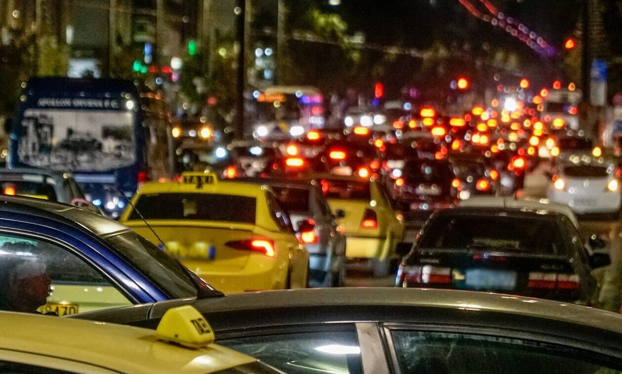 Κίνηση: Με δυσκολία η κυκλοφορία των οχημάτων στη Λ. Μεσογείων λόγω εργασιών