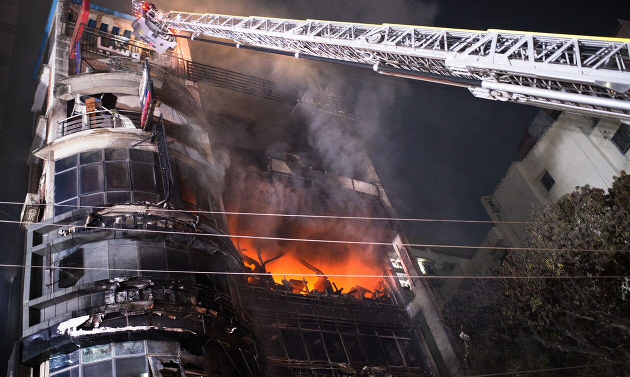 Τραγωδία στο Μπανγκλαντές: Δεκάδες νεκροί από πυρκαγιά που ξέσπασε σε εμπορικό κέντρο