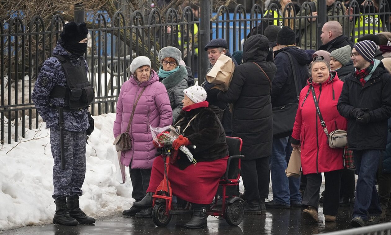 Nαβάλνι: Πλήθος κόσμου συγκεντρώθηκε για να τον αποχαιρετήσει – Παραδόθηκε η σορός στους συγγενείς