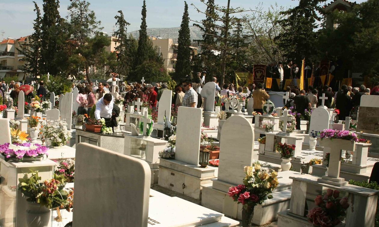 Λάρισα – Τρομακτικό θέαμα σε κοιμητήριο: Δεν έχουν «λιώσει» τα πτώματα όσων πέθαναν από κορονοϊό