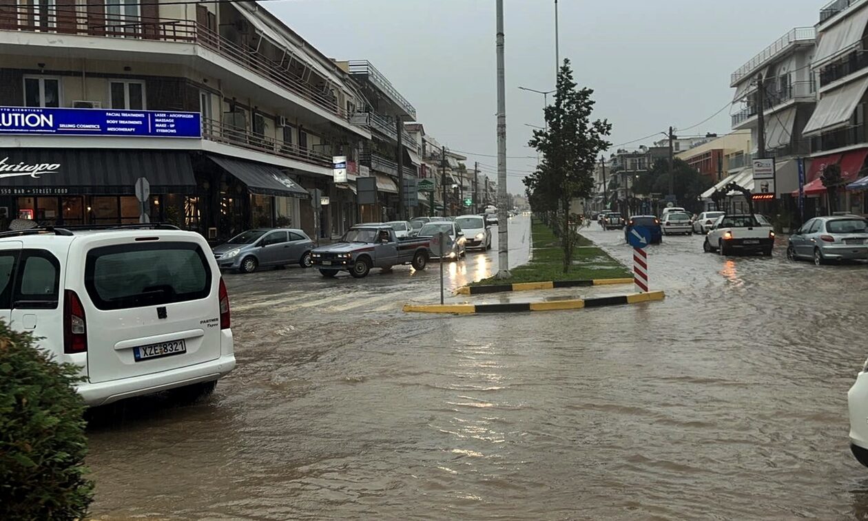 Κίνηση: Μπλοκαρισμένο το κέντρο της Αθήνας – Καθυστερήσεις στην Αττική Οδό – Πλημμύρισε η παραλιακή