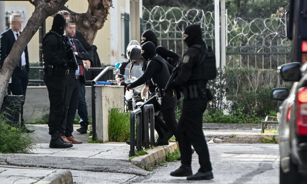 «Σύμπραξη Εκδίκησης»: Στην Ευελπίδων για απολογία οδηγήθηκαν οι έξι από τους δέκα συλληφθέντες