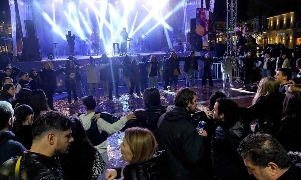 Ξάνθη: Χορεύουν στη βροχή στο καρναβάλι και τίποτα δεν τους σταματά (vid)