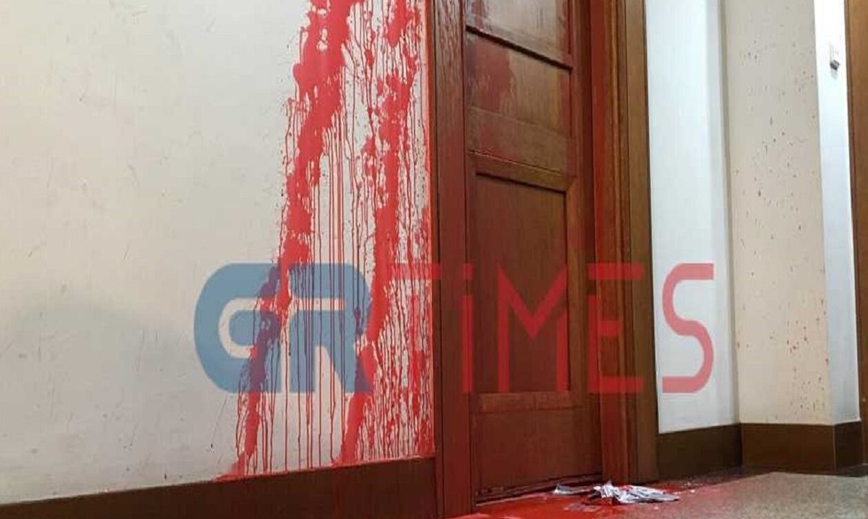 Θεσσαλονίκη: Μπογιές και τρικάκια έξω από το σπίτι του κοσμήτορα της Νομικής ΑΠΘ, Παναγιώτη Γκλαβίνη