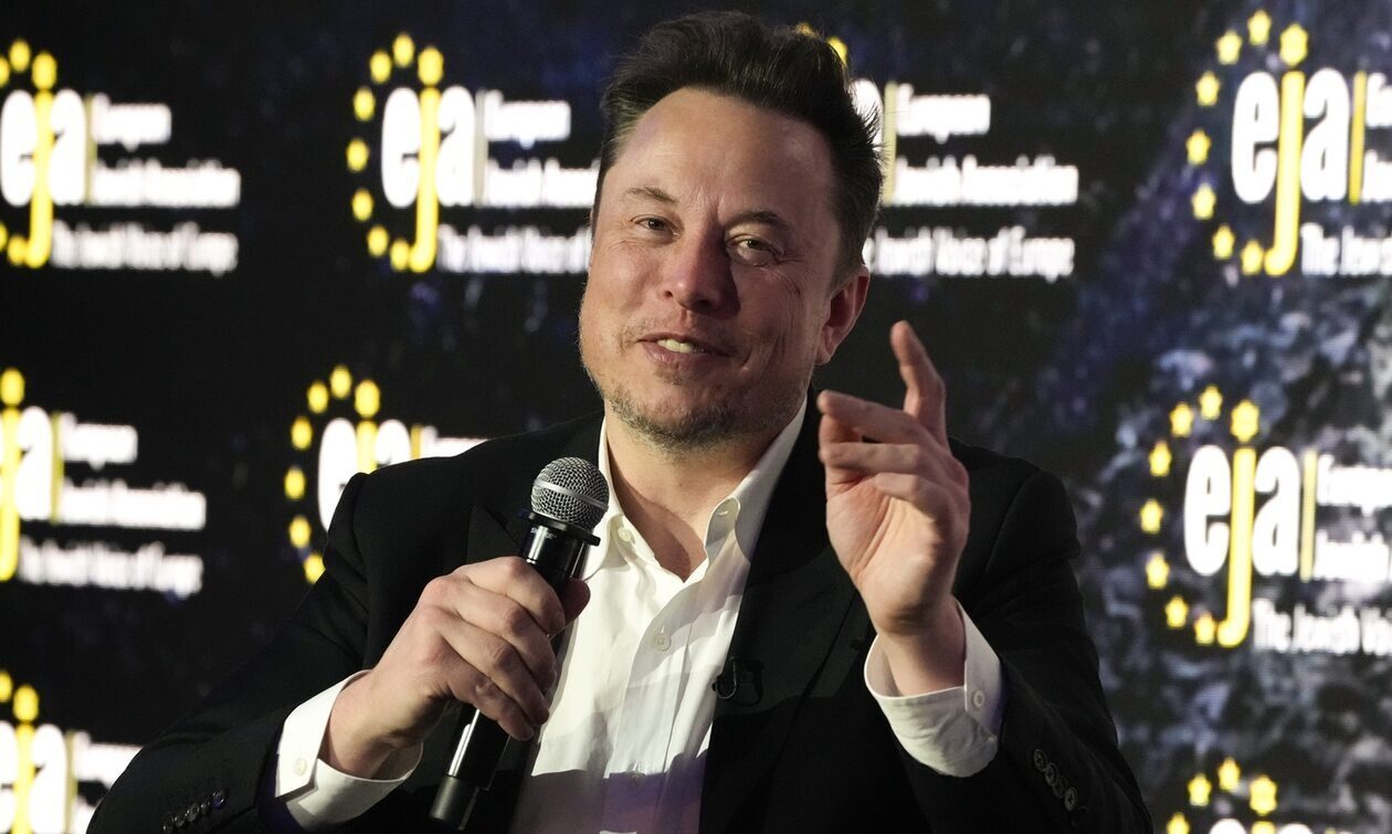 Ο Μασκ ειρωνεύεταικαι το Facebook – «Αν μας διαβάζετε, είναι γιατί οι δικοί μας σέρβερ λειτουργούν»