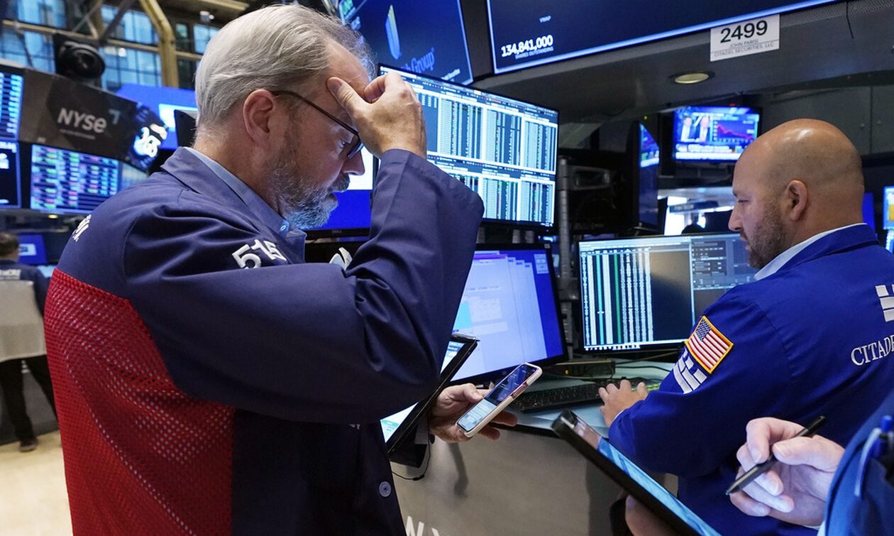 Βαριές απώλειες στη Wall Street – Πάνω από 400 μονάδες έχασε ο Dow Jones