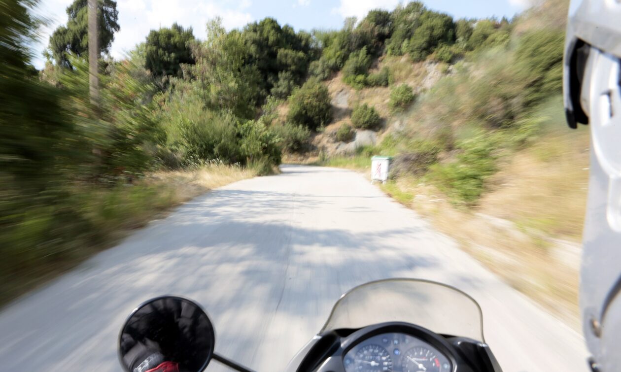 Τροχαίο δύστύχημα στη Σαλαμίνα – Νεκρός οδηγός μηχανής