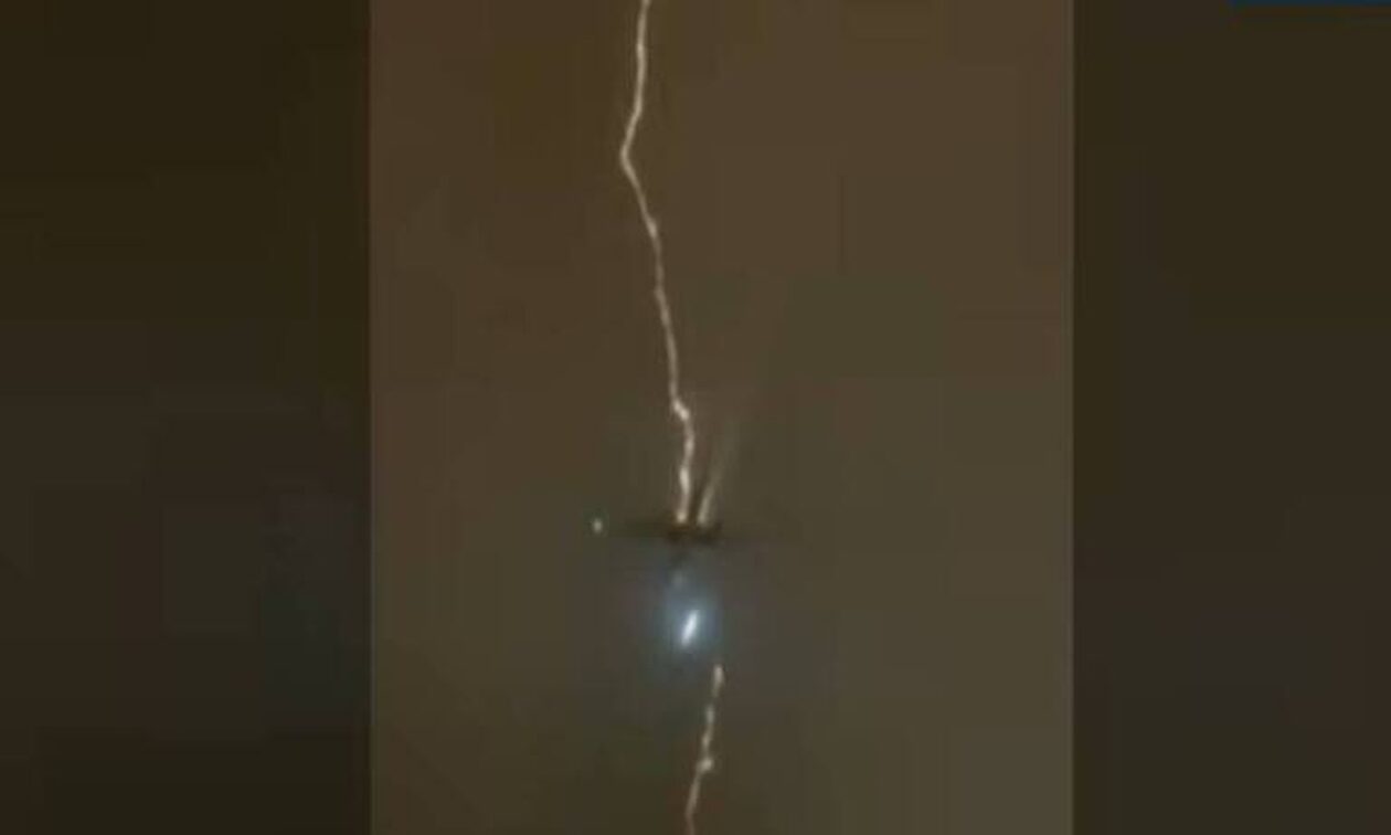 Συγκλονιστικό σπάνιο βίντεο! Κεραυνός χτυπάει αεροπλάνο λίγο μετά την προσγείωση