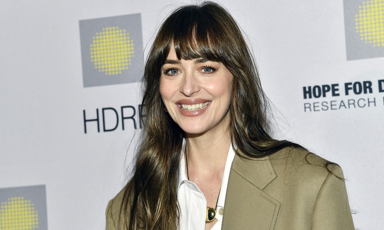 Ντακότα Τζόνσον: Αρραβωνιάστηκε με τον Κρις Μάρτιν με τις…ευλογίες της πρώην του Γκουίνεθ Πάλτροου