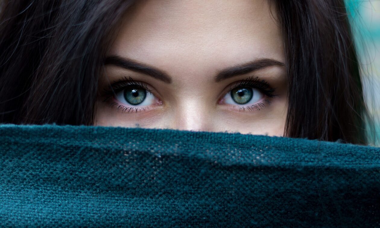 Θλιβερή η νέα μόδα του TikTok: «Τατουάζ ματιών», για να αλλάξουν το χρώμα τους!