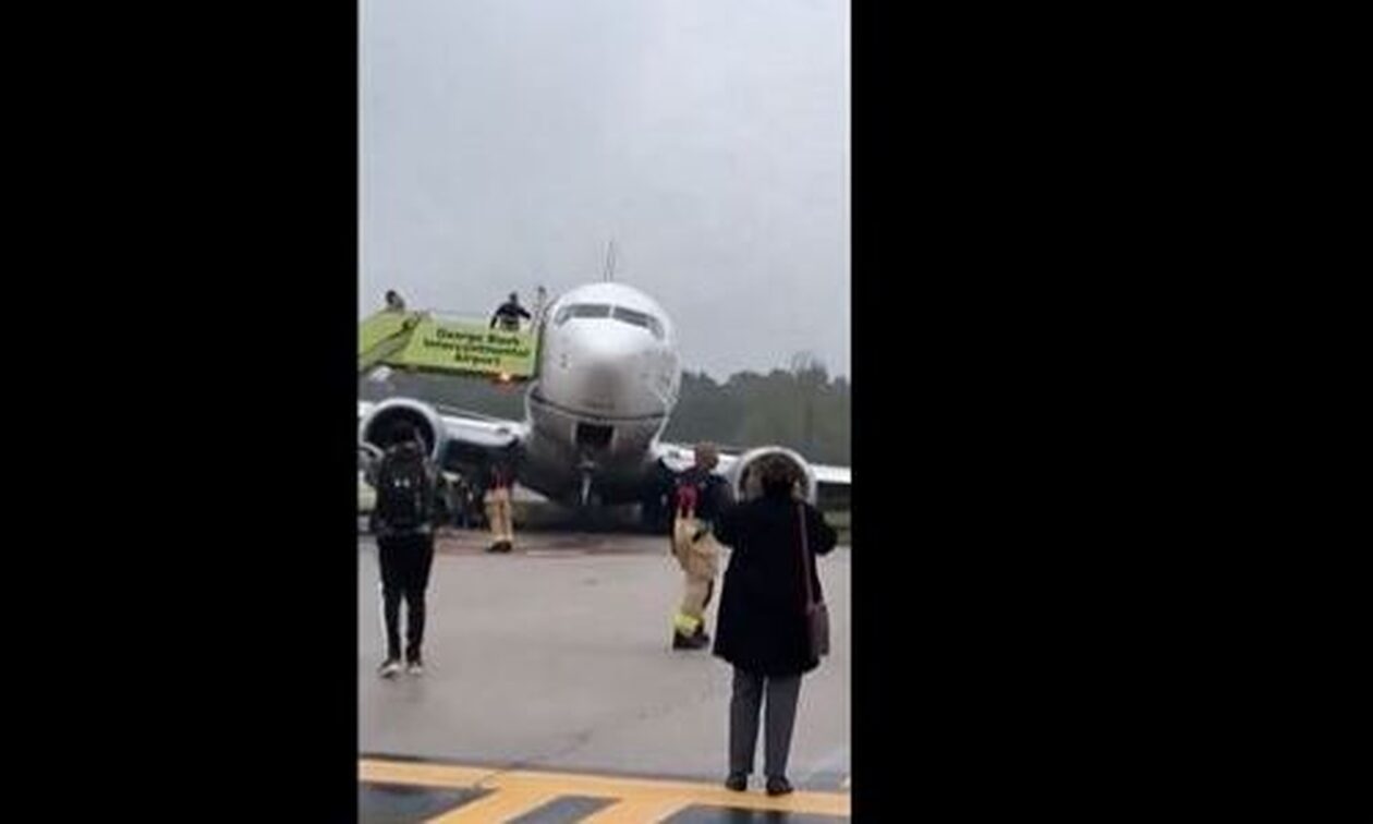 ΗΠΑ: Σκηνές πανικού – Αεροσκάφος βγήκε από τον διάδρομο προσγείωσης και κατέληξε σε χωράφι