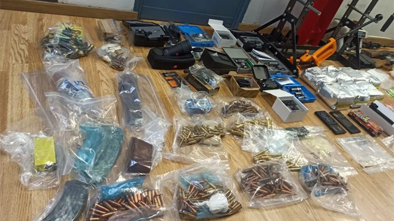 Εργαστήριο νόθευσης ναρκωτικών στο κέντρο της Αθήνας: Κατασχέθηκε βαρύς οπλισμός – Δύο συλλήψεις