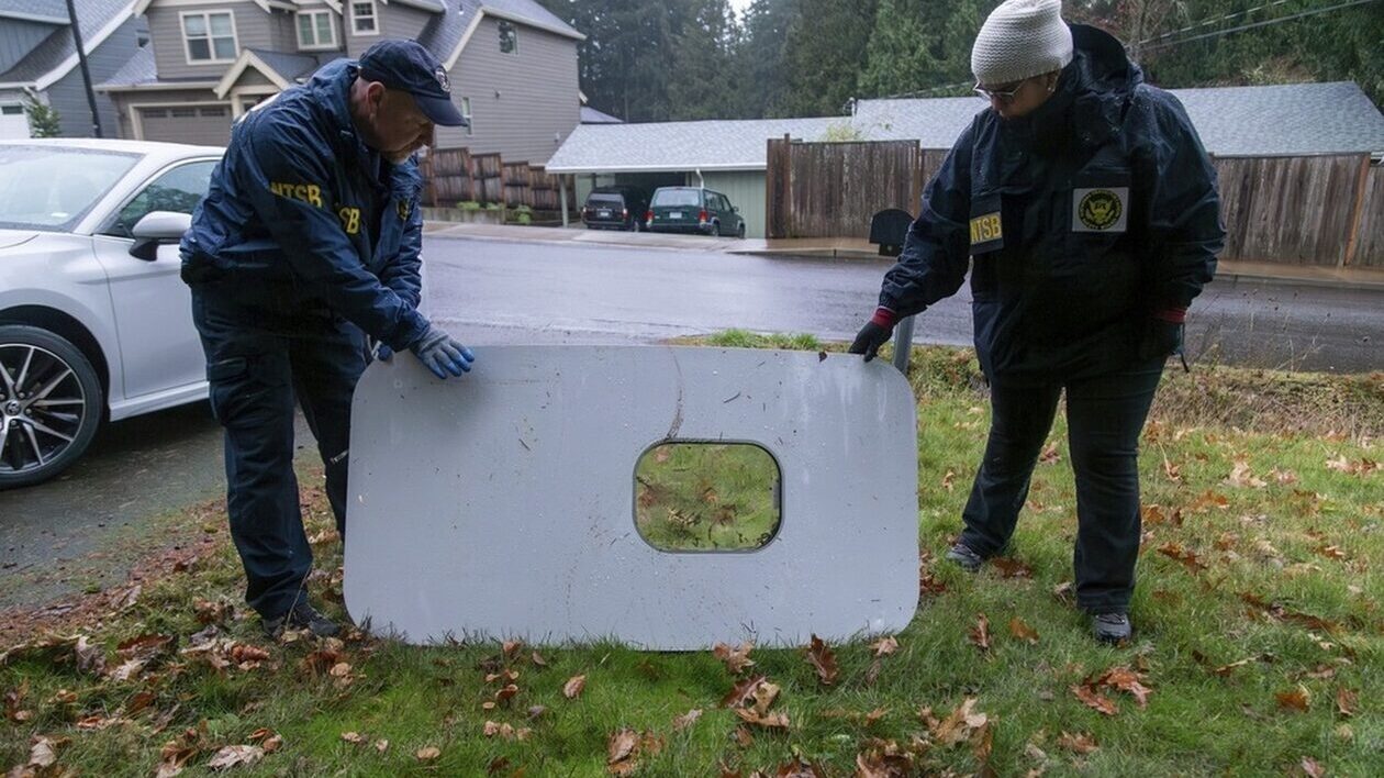 Boeing: Μυστήριο με τα έγγραφα για την αποκόλληση πόρτας αεροσκάφους 737 MAX 9 στον αέρα