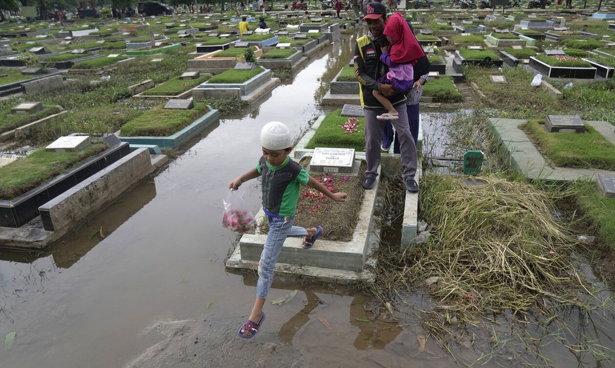 Ινδονησία: Τουλάχιστον 18 νεκροί και 5 αγνοούμενοι από πλημμύρες στο νησί Σουμάτρα